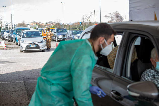 Milan, Covid-19 After a day of closure due to the stop at the nearby AstraZeneca, the drive thru of the army in via Novara has reopened vaccinations for children over 80 with Pfizer vaccine Editorial Usage Only  Copyright: xMassimoxAlbericox xIPAx