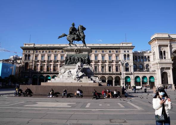 Milan, Few people around the center for the dpcm, red zone, Lockdown for covid in Lombardy, in the photo Piazza Duomo Editorial Usage Only  Copyright: xDuilioxPiaggesix xIPAx