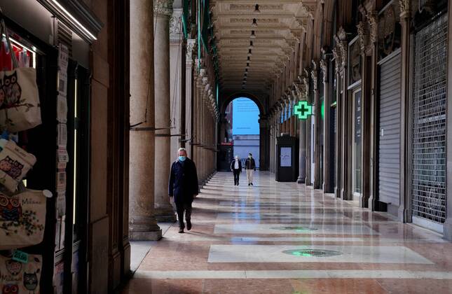 Milan, Few people around the center for the dpcm, red zone, Lockdown for covid in Lombardy, in the photo Corso Vittorio Emanuele Editorial Usage Only  Copyright: xDuilioxPiaggesix xIPAx