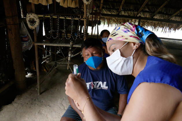 MANAUS, AM - 17.03.2021: VACINAÇÃO DE INDÍGENAS RIBEIRINHOS NO AM - indigenous people of the Tatuyo and Cipia ethnic groups, who live in the riverside community of Araras, are vaccinated against Covid-19, this Wednesday morning (17). In the photo, the nursing technician, Ana Paula, shows the preparation of the dose of the Oxford AstraZeneca vaccine for Chief Domingos Veloso, 60, of the Cipia tribe. x2043630x  SandroxPereira