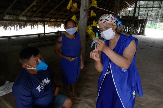 MANAUS, AM - 17.03.2021: VACINAÇÃO DE INDÍGENAS RIBEIRINHOS NO AM - indigenous people of the Tatuyo and Cipia ethnic groups, who live in the riverside community of Araras, are vaccinated against Covid-19, this Wednesday morning (17). In the photo, the nursing technician, Ana Paula, shows the preparation of the dose of the Oxford AstraZeneca vaccine for Chief Domingos Veloso and for the indigenous Terezinha Prado, both from the Cipia tribe. x2043633x  SandroxPereira