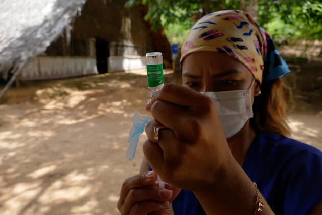 MANAUS, AM - 17.03.2021: VACINAÇÃO DE INDÍGENAS RIBEIRINHOS NO AM - indigenous people of the Tatuyo and Cipia ethnic groups, who live in the riverside community of Araras, are vaccinated against Covid-19, this Wednesday morning (17). In the photo, the nursing technician, Ana Paula, prepares the dose of the Oxford AstraZeneca vaccine in the Tatuyos tribe. x2043634x  SandroxPereira