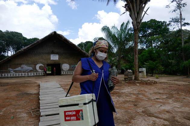 MANAUS, AM - 17.03.2021: VACINAÇÃO DE INDÍGENAS RIBEIRINHOS NO AM - indigenous people of the Tatuyo and Cipia ethnic groups, who live in the riverside community of Araras, are vaccinated against Covid-19, this Wednesday morning (17). In the photo, the nursing technician, Ana Paula, leaves the village of the Cipia tribe. x2043644x  SandroxPereira