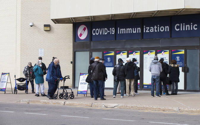(210317) -- TORONTO, March 17, 2021 -- Eligible seniors line up to enter a COVID-19 immunization clinic in Toronto, Canada, on March 17, 2021. Starting Wednesday, the City of Toronto opened three City-operated COVID-19 vaccination clinics to vaccinate eligible residents born in 1941 or earlier who have confirmed appointments. (Photo by Xinhua) CANADA-TORONTO-COVID-19-IMMUNIZATION CLINICS FOR SENIORS-OPENING ZouxZheng 