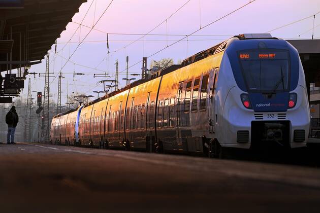 Nahverkehrszug am Bahnhof Oberbarmen im Abendlicht, Wuppertal, Bergisches Land, Nordrhein-Westfalen, Deutschland, Europa Copyright: imageBROKER/StefanxZiese iblszi06707528.jpg