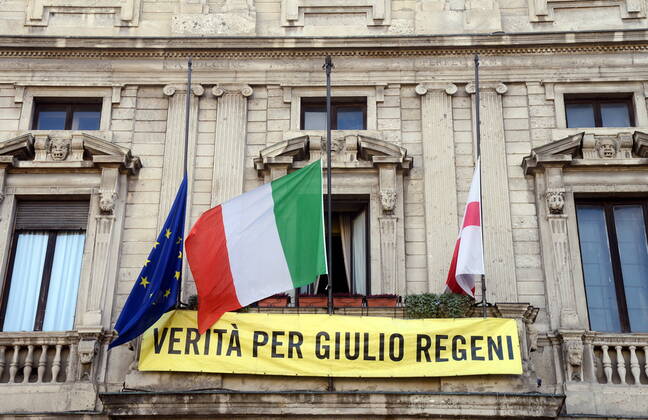 Coronavirus in Italien, Bürgermeister Giuseppe Sala bei Gedenken an Corona-Tote in Mailand Milan, Mayor Giuseppe Sala Commemorates the fallen of the pandemic for Covid 19 in Piazza Scala in front of the flags at half mast of Palazzo Marino Editorial Usage Only  Copyright: xMaurizioxMaulex xIPAx