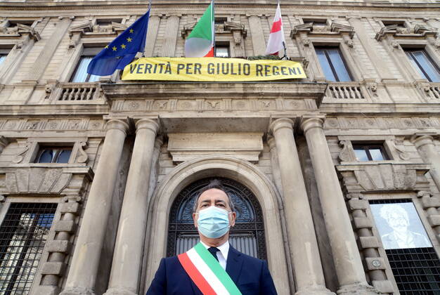 Coronavirus in Italien, Bürgermeister Giuseppe Sala bei Gedenken an Corona-Tote in Mailand Milan, Mayor Giuseppe Sala Commemorates the fallen of the pandemic for Covid 19 in Piazza Scala in front of the flags at half mast of Palazzo Marino Editorial Usage Only  Copyright: xMaurizioxMaulex xIPAx