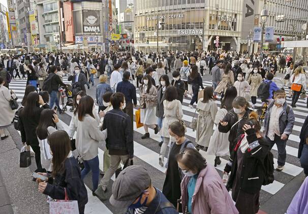 Gov t to end COVID-19 emergency in Tokyo area March 21 People wearing face masks walk in Tokyo s Shibuya area on March 18, 2021. The government formally decided the same day to end the COVID-19 state of emergency in the Tokyo area on March 21. 