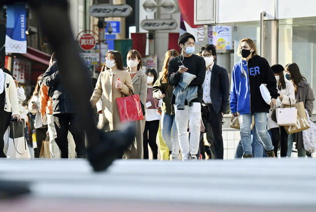 Gov t to end COVID-19 emergency in Tokyo area March 21 People wearing face masks walk in Tokyo s Shibuya area on March 18, 2021. The government formally decided the same day to end the COVID-19 state of emergency in the Tokyo area on March 21. 