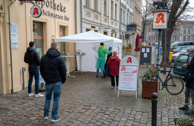 Gesundheit Tourismus Wetter Reisen 18.03.2021 Potsdam Landeshauptstadt Land Brandenburg kostenlose Antigen-Schnelltests ohne Termin Einwohnerinnen und Einwohner der Stadt Potsdam können das Angebot gratis nutzen vor der Apotheke zum Schwarzen Bär, Dortustraße 4, 14467 Potsdam auf dem Fussweg Covid 19 Potsdam Apotheke Brandenburg Deutschland