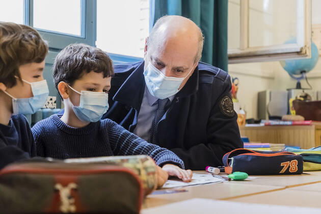 Coronavirus in Frankreich, Bildungsminister Jean Michel Blanquer besucht Grundschule in Paris Paris, France March 18, 2021 - Minister of National Education visits elementary school as part of Mathematics Week - French Education, Youth and Sports Minister Jean-Michel Blanquer NEWS, POLITIQUE, EDUCATION, ECOLE ELEMENTAIRE, BLANQUER, SEMAINEDES MATHEMATIQUES, MATHS, ENSEIGNEMENT, APPRENTISSAGE, EDUCATIF, SCOLAIRE, SCOLARITE, AIDE, PROXIMITE, ECOUTE, ECOLIERS, ELEVES, SALLE DE CLASSE Copyright: xVincentxIsorex
