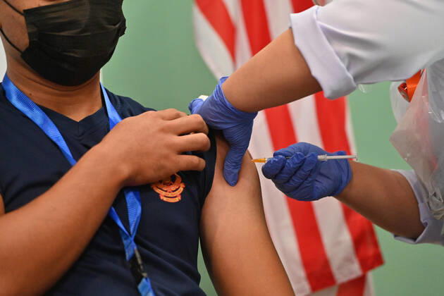 Coronavirus in Indonesien, Forschungsminister Jamaluddin lässt sich mit Sinovac Impfstoff impfen (210318) -- REMBAU, March 18, 2021 -- A medical worker injects a dose of COVID-19 vaccine made by Chinese biopharmaceutical company Sinovac Biotech for a frontliner at the Rembau Hospital in Negeri Sembilan state of Malaysia, March 18, 2021. Malaysia on Thursday started to inoculate its people with the COVID-19 vaccine made by the Chinese biopharmaceutical company Sinovac Biotech as it pressed ahead with its national vaccination drive. Malaysia s Science, Technology and Innovation Minister Khairy Jamaluddin became the first recipient of Sinovac s CoronaVac vaccine in Malaysia, who received the jab at the Rembau Hospital in Negeri Sembilan state. (Photo by Xinhua) MALAYSIA-REMBAU-COVID-19-CHINESE VACCINE-VACCINATION ChongxVoonxChung 