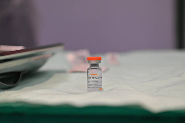 Coronavirus in Indonesien, Forschungsminister Jamaluddin lässt sich mit Sinovac Impfstoff impfen (210318) -- REMBAU, March 18, 2021 -- A dose of COVID-19 vaccine made by Chinese biopharmaceutical company Sinovac Biotech is seen at the Rembau Hospital in Negeri Sembilan state of Malaysia, March 18, 2021. Malaysia on Thursday started to inoculate its people with the COVID-19 vaccine made by the Chinese biopharmaceutical company Sinovac Biotech as it pressed ahead with its national vaccination drive. Malaysia s Science, Technology and Innovation Minister Khairy Jamaluddin became the first recipient of Sinovac s CoronaVac vaccine in Malaysia, who received the jab at the Rembau Hospital in Negeri Sembilan state. (Photo by Xinhua) MALAYSIA-REMBAU-COVID-19-CHINESE VACCINE-VACCINATION ChongxVoonxChung 