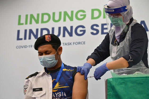 Coronavirus in Indonesien, Forschungsminister Jamaluddin lässt sich mit Sinovac Impfstoff impfen (210318) -- REMBAU, March 18, 2021 -- A medical worker injects a dose of COVID-19 vaccine made by Chinese biopharmaceutical company Sinovac Biotech for a frontliner at the Rembau Hospital in Negeri Sembilan state of Malaysia, March 18, 2021. Malaysia on Thursday started to inoculate its people with the COVID-19 vaccine made by the Chinese biopharmaceutical company Sinovac Biotech as it pressed ahead with its national vaccination drive. Malaysia s Science, Technology and Innovation Minister Khairy Jamaluddin became the first recipient of Sinovac s CoronaVac vaccine in Malaysia, who received the jab at the Rembau Hospital in Negeri Sembilan state. (Photo by Xinhua) MALAYSIA-REMBAU-COVID-19-CHINESE VACCINE-VACCINATION ChongxVoonxChung 