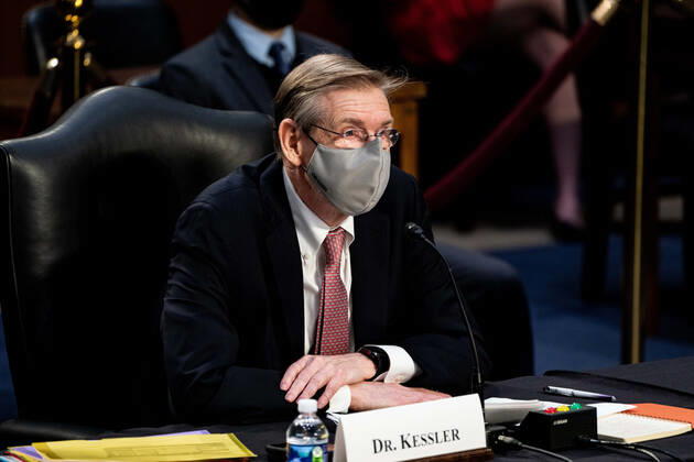 Coronavirus in den USA, Senatsanhörung in Washington Dr. David Kessler, Chief Science Officer of the White House COVID-19 Response Team, listens at a hearing with the Senate Committee on Health, Education, Labor, and Pensions on the Covid-19 response on Capitol Hill in Washington March 18th, 2021. Pool  WAX20210318911 AnnaxMoneymaker