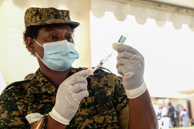 Coronavirus in Uganda, Impfung von Sicherheitskräften in Kampala (210318) -- KAMPALA, March 18, 2021 -- A health worker of Uganda People s Defense Forces (UPDF) prepares a dose of COVID-19 vaccine during the vaccination for security personnel at UPDF Senior Officers Diagnostic Centre in Mbuya in Kampala, Uganda, March 18, 2021. Uganda on March 10 launched the first phase of COVID-19 vaccination campaign targeting high risk groups in the country. (Photo by Xinhua) UGANDA-KAMPALA-DEFENCE FORCES-COVID-19-VACCINATION HajarahxNalwadda 