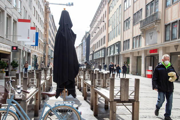 Coronavirus Situation in Bayern, Hochgeklappte Stühle und TIsche. Menschen shoppen in München am 18.3.2021. - People go shopping in Munich, Germany on March 18 2021. München Bayern Deutschland