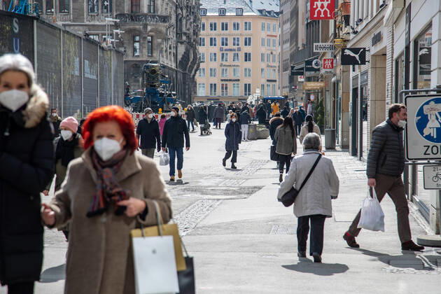 Coronavirus Situation in Bayern, Menschen shoppen in München am 18.3.2021. - People go shopping in Munich, Germany on March 18 2021. München Bayern Deutschland