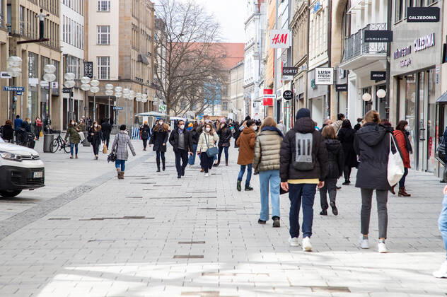 Coronavirus Situation in Bayern, Menschen shoppen in München am 18.3.2021. - People go shopping in Munich, Germany on March 18 2021. München Bayern Deutschland
