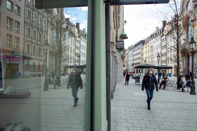 Coronavirus Situation in Bayern, Menschen shoppen in München am 18.3.2021. - People go shopping in Munich, Germany on March 18 2021. München Bayern Deutschland