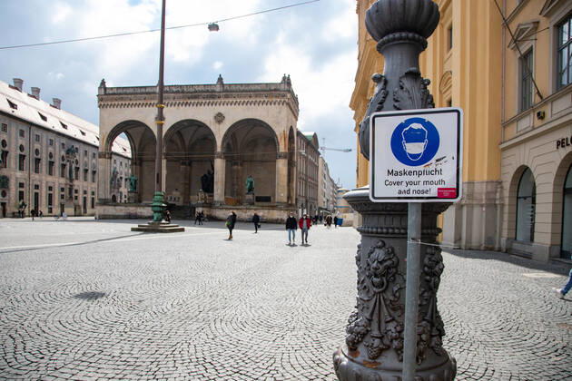 Coronavirus Situation in Bayern, Schild weist auf die Maskenpflicht hin. Menschen shoppen in München am 18.3.2021. - People go shopping in Munich, Germany on March 18 2021. München Bayern Deutschland