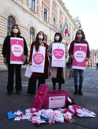 Coronavirus in Italien, Giusto Mezzo Bewegung protestiert gegen Corona-Maßnahmen in Rom Rome, The Giusto Mezzo movement symbolically delivers, to the Prime Minister Mario Draghi, a box with the professional tools of the activities that are denied the right to devote themselves to work. Pictured:  Copyright: xPieroxTenaglix xIPAx xPieroxTenaglix