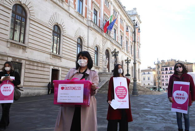 Coronavirus in Italien, Giusto Mezzo Bewegung protestiert gegen Corona-Maßnahmen in Rom Rome, The Giusto Mezzo movement symbolically delivers, to the Prime Minister Mario Draghi, a box with the professional tools of the activities that are denied the right to devote themselves to work. Pictured:  Copyright: xPieroxTenaglix xIPAx xPieroxTenaglix