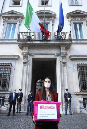 Coronavirus in Italien, Giusto Mezzo Bewegung protestiert gegen Corona-Maßnahmen in Rom Rome, The Giusto Mezzo movement symbolically delivers, to the Prime Minister Mario Draghi, a box with the professional tools of the activities that are denied the right to devote themselves to work. Pictured:  Copyright: xPieroxTenaglix xIPAx xPieroxTenaglix