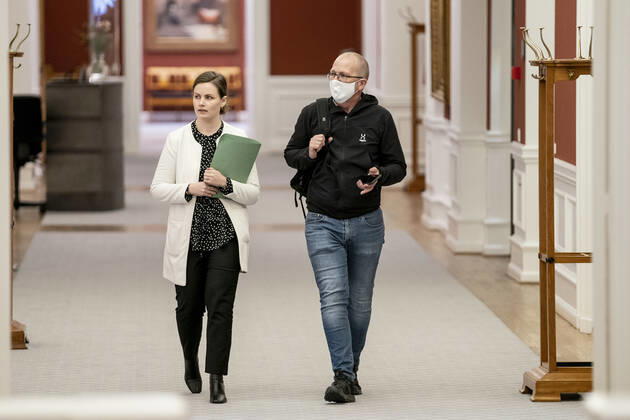 Coronavirus in Dänemark, Minister beraten über Lockerungen der Corona-Maßnahmen Mai Villadsen (EL) taler med Peder Hvelplund (EL) inden moede i Statsministeriet om en yderligere genaabning af landet, paa Christiansborg torsdag den 18. marts 2021.. , Copenhagen Denmark Copyright: RitzauxScanpix MadsxClausxRasmussenx cop103 spdk20210318-180931-L