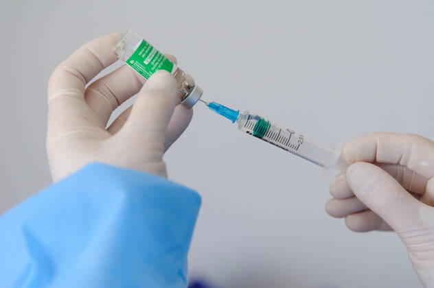 Coronavirus in der Ukraine, Impfung mit AstraZeneca Impfstoff in Lwiw March 18, 2021, Lviv, Ukraine: A health worker prepares a doze of AstraZeneca (Covishield) vaccine at the hospital..The Ministry of Health of Ukraine has publicly vaccinated health workers first with the drug AstraZeneca (Covishield) vaccine against COVID-19. From March 19, a lockdown is to be introduced in Lviv until March 28. The need for strict quarantine is due to the rapid increase of the number of patients with Covid-19. Lviv Ukraine - ZUMAs197 20210318_zaa_s197_081 Copyright: xMykolaxTysx