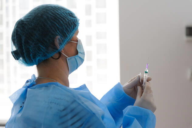 Coronavirus in der Ukraine, Impfung mit AstraZeneca Impfstoff in Lwiw March 18, 2021, Lviv, Ukraine: A health worker prepares a doze of AstraZeneca (Covishield) vaccine at the hospital..The Ministry of Health of Ukraine has publicly vaccinated health workers first with the drug AstraZeneca (Covishield) vaccine against COVID-19. From March 19, a lockdown is to be introduced in Lviv until March 28. The need for strict quarantine is due to the rapid increase of the number of patients with Covid-19. Lviv Ukraine - ZUMAs197 20210318_zaa_s197_082 Copyright: xMykolaxTysx