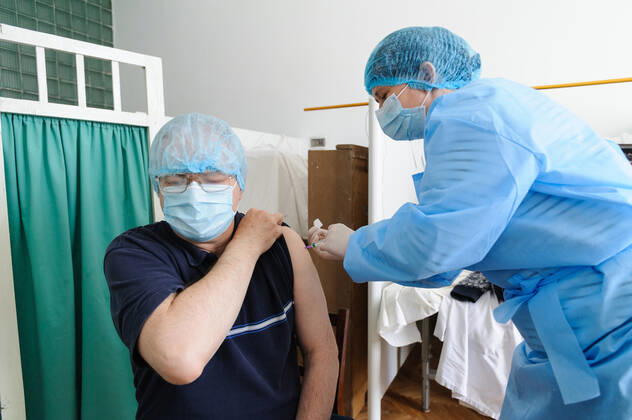 Coronavirus in der Ukraine, Impfung mit AstraZeneca Impfstoff in Lwiw March 18, 2021, Lviv, Ukraine: A health worker gets a shot of the AstraZeneca (Covishield) vaccine at the hospital..The Ministry of Health of Ukraine has publicly vaccinated health workers first with the drug AstraZeneca (Covishield) vaccine against COVID-19. From March 19, a lockdown is to be introduced in Lviv until March 28. The need for strict quarantine is due to the rapid increase of the number of patients with Covid-19. Lviv Ukraine - ZUMAs197 20210318_zaa_s197_084 Copyright: xMykolaxTysx