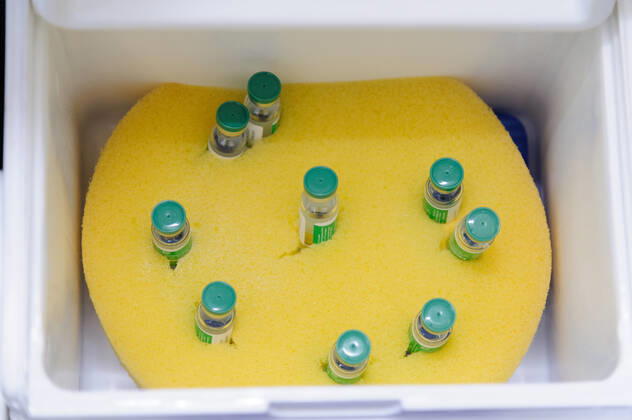 Coronavirus in der Ukraine, Impfung mit AstraZeneca Impfstoff in Lwiw March 18, 2021, Lviv, Ukraine: Thermocase with vials of the AstraZeneca (Covishield) vaccines at the hospital..The Ministry of Health of Ukraine has publicly vaccinated health workers first with the drug AstraZeneca (Covishield) vaccine against COVID-19. From March 19, a lockdown is to be introduced in Lviv until March 28. The need for strict quarantine is due to the rapid increase of the number of patients with Covid-19. Lviv Ukraine - ZUMAs197 20210318_zaa_s197_092 Copyright: xMykolaxTysx