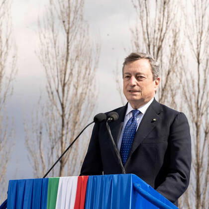 Coronavirus in Italien, Mario Draghi bei Gedenken an Corona-Tote in Bergamo Bergamo - Visit by Prime Minister Mario Draghi on the occasion of the National Day in memory of the victims of the Coronavirus epidemic (source - Municipality of Bergamo) in the photo: Mario Draghi at the Parco della Trucca for the first planting of the Bosco della memoria Editorial Usage Only  Copyright: xFotox SergioxAgazzi poolx xIPAx