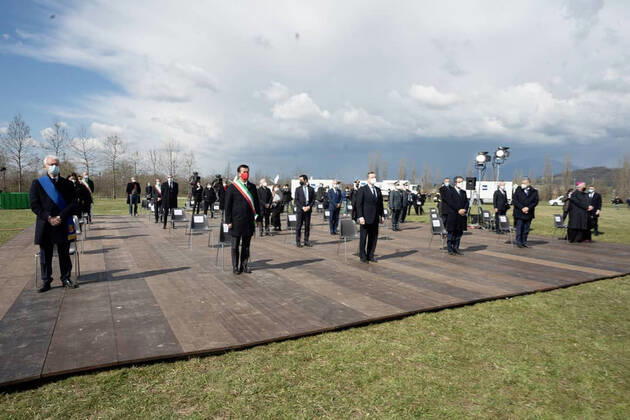 Coronavirus in Italien, Mario Draghi bei Gedenken an Corona-Tote in Bergamo Bergamo - Visit by Prime Minister Mario Draghi on the occasion of the National Day in memory of the victims of the Coronavirus epidemic (source - Municipality of Bergamo) in the photo: Mario Draghi at the Parco della Trucca for the first planting of the Bosco della memoria Editorial Usage Only  Copyright: xFotox SergioxAgazzi poolx xIPAx