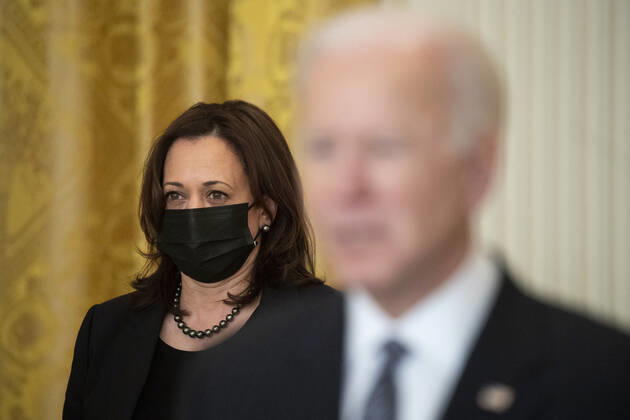 Coronavirus in den USA, Joe Biden verkündet fast 100 Millionen Impfungen seit Amtsantritt US Vice President Kamala Harris (Back) listens as US President Joe Biden (Front) delivers remarks on the state of COVID-19 vaccinations, in the East Room of the White House in Washington, DC, on March 18, 2021. The United States has surpassed 100 million COVID-19 vaccine doses administered.  WAX20210318783 MichaelxReynolds
