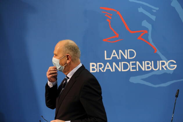 Ministerpräsident Dietmar Woidke (SPD) vor Beginn einer Pressekonferenz zu verschärften Maßnahmen zur Eindämmung der Coronavirus-Pandemie auf Landkreisebene, Staatskanzlei, Potsdam, 18. März 2021. Brandenburg Coronavirus PK