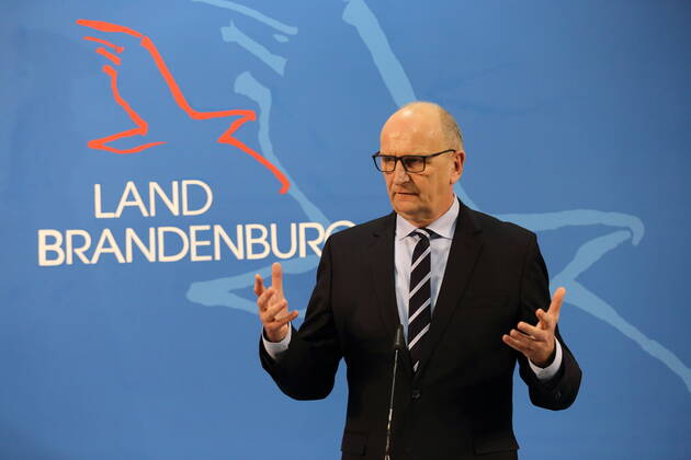 Ministerpräsident Dietmar Woidke (SPD) spricht während einer Pressekonferenz zu verschärften Maßnahmen zur Eindämmung der Coronavirus-Pandemie auf Landkreisebene, Staatskanzlei, Potsdam, 18. März 2021. Brandenburg Coronavirus PK