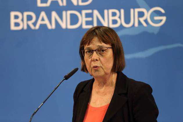 Gesundheitsministerin Ursula Nonnemacher (Bündnis 90 Die Grünen) spricht während einer Pressekonferenz zu verschärften Maßnahmen zur Eindämmung der Coronavirus-Pandemie auf Landkreisebene, Staatskanzlei, Potsdam, 18. März 2021. Brandenburg Coronavirus PK