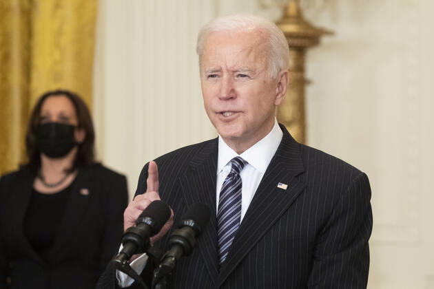 March 18, 2021, Washington, District of Columbia, USA: US President Joe Biden delivers remarks on the state of COVID-19 vaccinations, as US Vice President Kamala Harris (Back) looks on, in the East Room of the White House in Washington, DC, USA, 18 March 2021. The United States has surpassed 100 million COVID-19 vaccine doses administered Washington USA - ZUMAs152 20210318_zaa_s152_229 Copyright: xMichaelxReynoldsx-xPoolxViaxCnpx