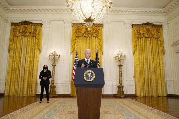 March 18, 2021, Washington, District of Columbia, USA: US President Joe Biden delivers remarks on the state of COVID-19 vaccinations, as US Vice President Kamala Harris (Back) looks on in the East Room of the White House in Washington, DC, USA, 18 March 2021. The United States has surpassed 100 million COVID-19 vaccine doses administered Washington USA - ZUMAs152 20210318_zaa_s152_226 Copyright: xMichaelxReynoldsx-xPoolxViaxCnpx