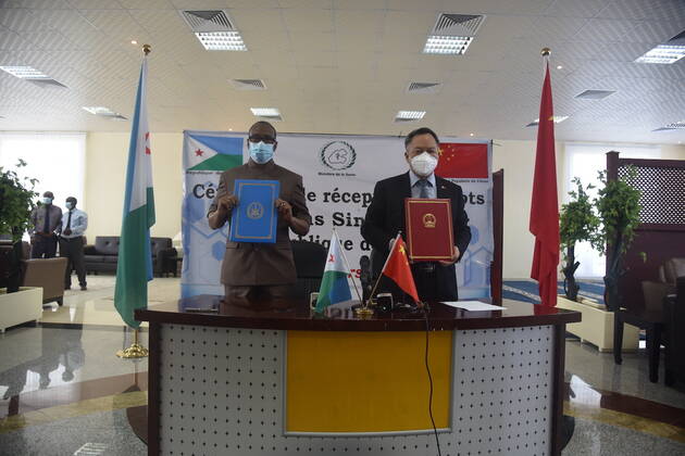 (210318) -- AMBOULI (DJIBOUTI), March 18, 2021 -- Djiboutian Health Minister Mohamed Warsama Dirieh (L, Front) and Chinese Ambassador to Djibouti Zhuo Ruisheng (R, Front) attend a handover ceremony of COVID-19 vaccines from China at Djibouti-Ambouli International Airport in Ambouli town, Djibouti, on March 18, 2021. The first batch of COVID-19 vaccines from China arrived in Djibouti on Thursday. The vaccines, made by Chinese pharmaceutical firm Sinovac, will help the African country s immunization campaign against the pandemic. ( Handout via Xinhua) DJIBOUTI-AMBOULI-CHINA-COVID-19 VACCINES-ARRIVAL ChinesexEmbassyxinxDjibouti 