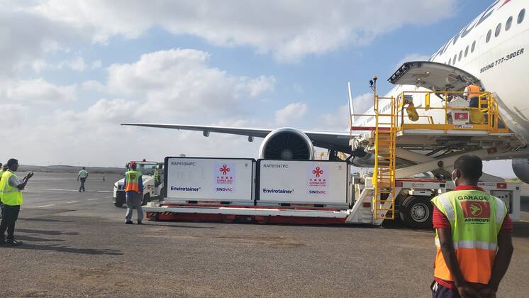 (210318) -- AMBOULI (DJIBOUTI), March 18, 2021 -- Workers unload COVID-19 vaccines from China at Djibouti-Ambouli International Airport in Ambouli town, Djibouti, on March 18, 2021. The first batch of COVID-19 vaccines from China arrived in Djibouti on Thursday. The vaccines, made by Chinese pharmaceutical firm Sinovac, will help the African country s immunization campaign against the pandemic. ( Handout via Xinhua) DJIBOUTI-AMBOULI-CHINA-COVID-19 VACCINES-ARRIVAL ChinesexEmbassyxinxDjibouti 