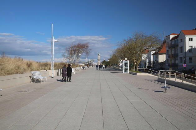 Blick am Donnerstag (18.03.2021) in Warnemünde auf die örtliche Strandpromenade. Gegenwärtig sind, bedingt durch die Corona – Pandemie, in dem Ostseebad nur wenige Ausflügler zwischen dem Teepott und dem Hotel Neptun unterwegs. Ob sich das zu Ostern ändern wird ist bisher völlig unklar. Eine Entscheidung könnte am Montag (22.03.2021) beim Bund-Länder-Gipfel mit der Bundeskanzlerin Angela Merkel und den Länderchefs fallen.