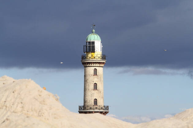Blick am Donnerstag (18.03.2021) in Warnemünde auf den alten Leuchtturm. Gegenwärtig sind, bedingt durch die Corona Pandemie, in dem Ostseebad nur wenige Ausflügler zwischen dem Teepott und dem Hotel Neptun unterwegs. Ob sich das zu Ostern ändern wird ist bisher völlig unklar. Eine Entscheidung könnte am Montag (22.03.2021) beim Bund-Länder-Gipfel mit der Bundeskanzlerin Angela Merkel und den Länderchefs fallen.