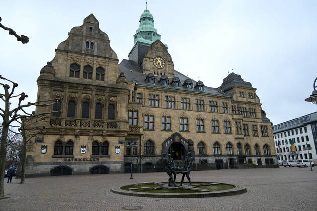 18.03.2021, Recklinghausen, Rathaus Recklinghausen mit der Skulpturengruppe Bürger tragen ihre Stadt vom Bildhauer Heinrich Brockmeier Foto: Maik Hölter TEAM2 Recklinghausen Nordrhein Westfalen Deutschland