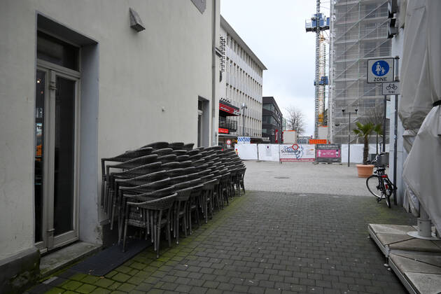 18.03.2021, Recklinghausen, gestapelte Stühle einer geschlossenen Aussengastronomie in der Innenstadt Foto: Maik Hölter TEAM2 Recklinghausen Nordrhein Westfalen Deutschland