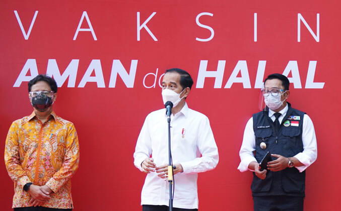 President Joko Widodo Reviewing Drive Thru Vaccination In Bogor, Indonesia Indonesian President Joko Widodo (center) with Health Minister Budi Gunadi Sadikin (left) and West Java Governor Ridwan Kamil (right) speaks to journalists during COVID-19 vaccination at a drive-thru service in Bogor City, West Java, Indonesia on March 19, 2021. President Joko Widodo hopes that other region in Indonesia will be able to imitate the drive thru vaccination model in Bogor City. 