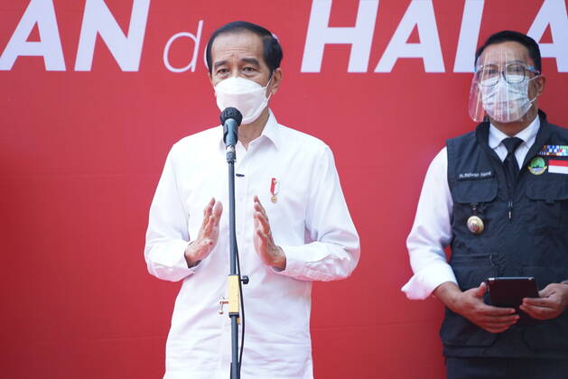 President Joko Widodo Reviewing Drive Thru Vaccination In Bogor, Indonesia Indonesian President Joko Widodo speaks to journalists during COVID-19 vaccination at a drive-thru service in Bogor City, West Java, Indonesia on March 19, 2021. President Joko Widodo hopes that other region in Indonesia will be able to imitate the drive thru vaccination model in Bogor City. 
