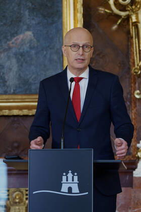 Erster Bürgermeister Dr. Peter Tschentscher mit Sozialsenatorin und Gesundheitssenatorin Dr. Melanie Leonhard geben ein Pressestatement zur aktuellen Corona-Lage in Hamburg ab -;Erster Bürgermeister Dr. Peter Tschentscher mit Sozialsenatorin und Gesundheitssenatorin Dr. Melanie Leonhard geben ein Pressestatement zur aktuellen Corona-Lage in Hamburg ab -, Hamburg Hamburg Deutschland Rathaus